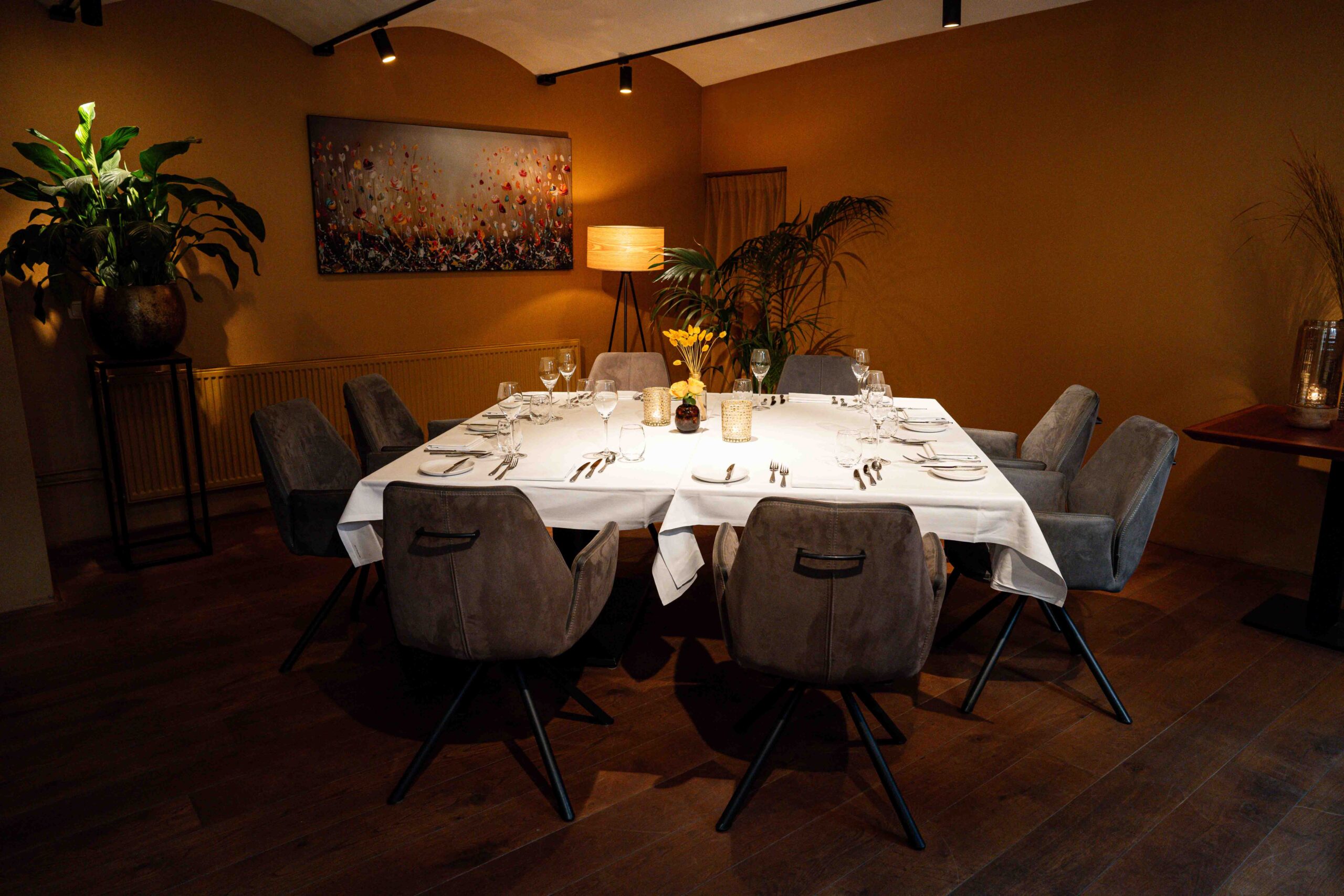 Onze salon is geschikt voor private dining van 8 tot en met 18 personen. Voor een zakelijk diner, familie bijeenkomst of met een stel vrienden.